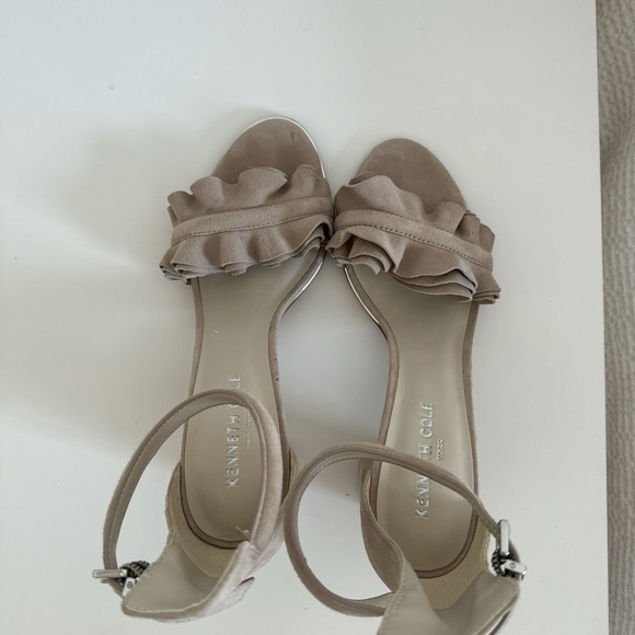 Kenneth Cole Ruffle Heel - Picture 3 of 4